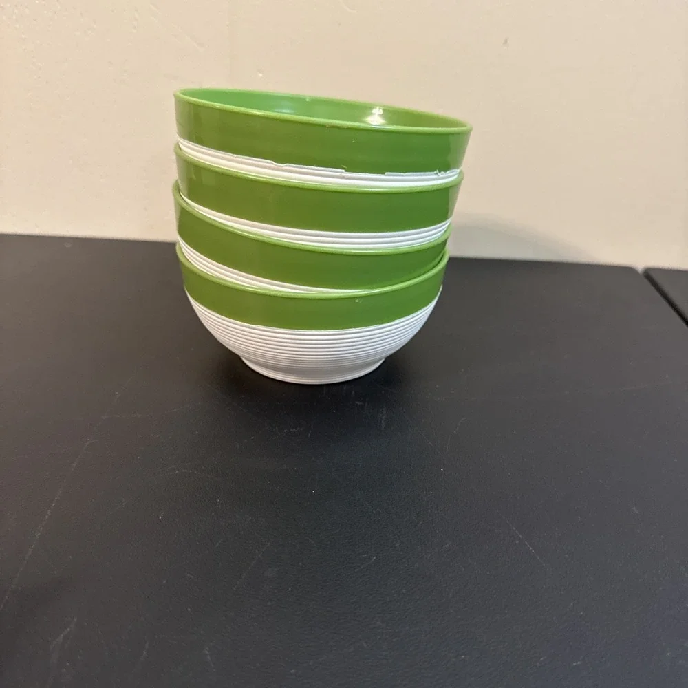 Set Of 4 Vintage Rafia Ware Thermo Temp Bowls. Green And White